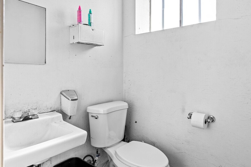 More Photos Of 11782 Sheldon St, Sun Valley Warehouse For Lease