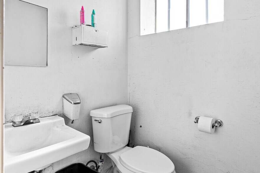 More Photos Of 11782 Sheldon St, Sun Valley Warehouse For Lease