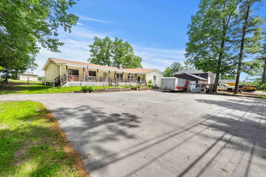 More Photos Of 25 Beacon St, Amesbury Showroom For Sale