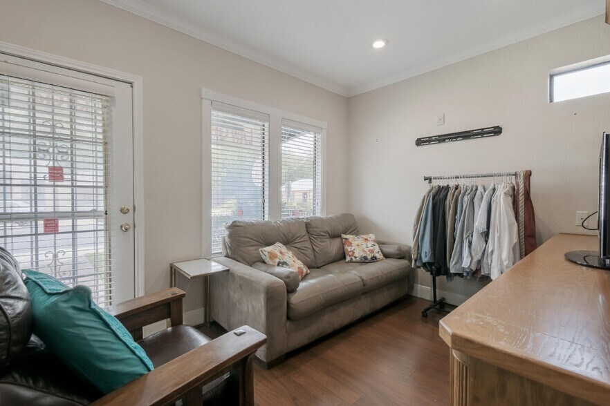 More Photos Of 1715 S 1st St, Austin Office For Sale