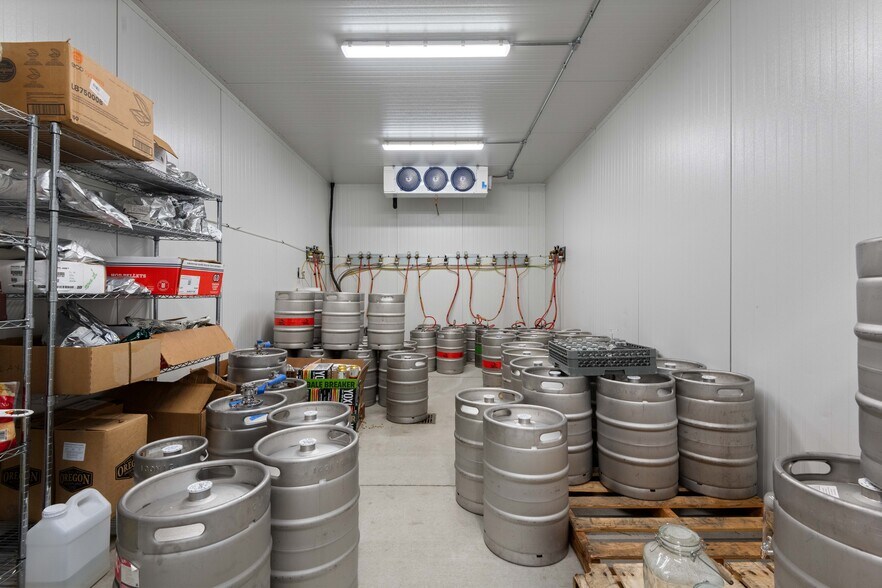 More Photos Of 2470 Henderson Loop, Richland Bar For Sale