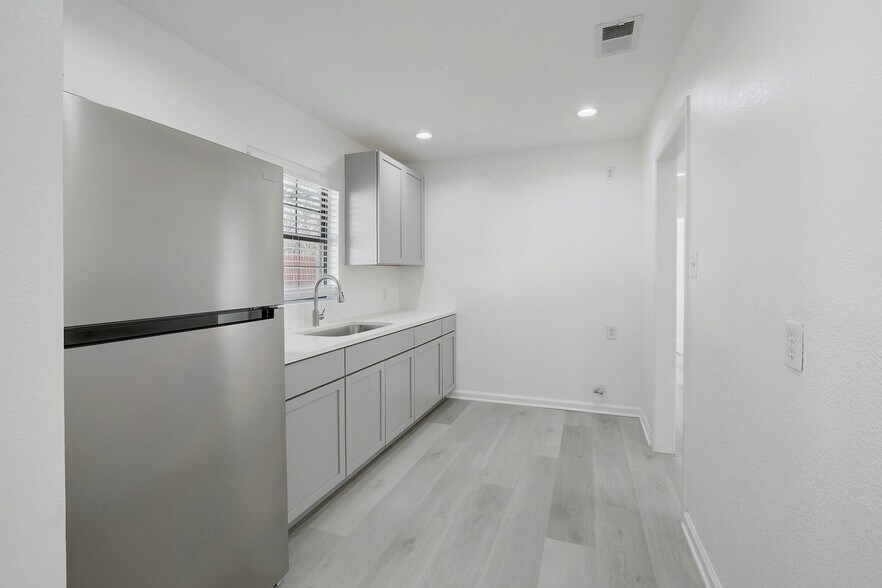 More Photos Of 2028 W Ben White Blvd, Austin Office For Lease