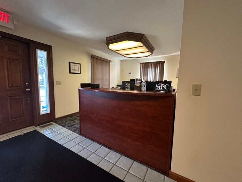 More Photos Of 800 E Franklin St, Dayton Office For Sale