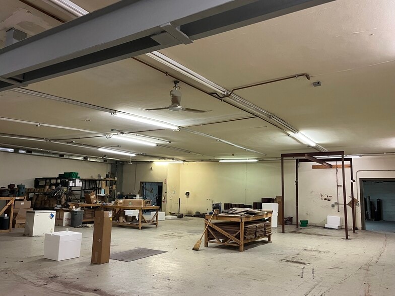 More Photos Of 1728 E New York St, Indianapolis Light Distribution For Sale