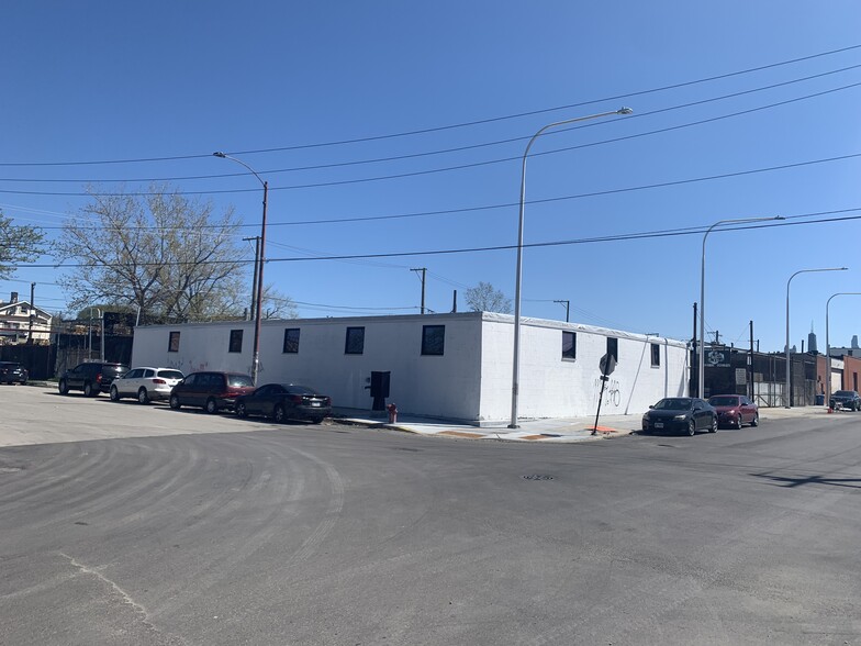 More Photos Of 2048 W Hubbard St, Chicago Showroom For Sale