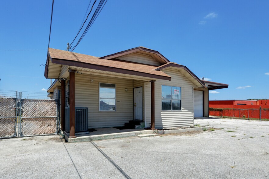 More Photos Of 113 W Lindbergh Blvd, Universal City Service For Sale