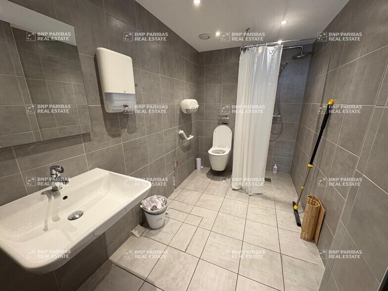 More Photos Of , Nantes Office For Sale