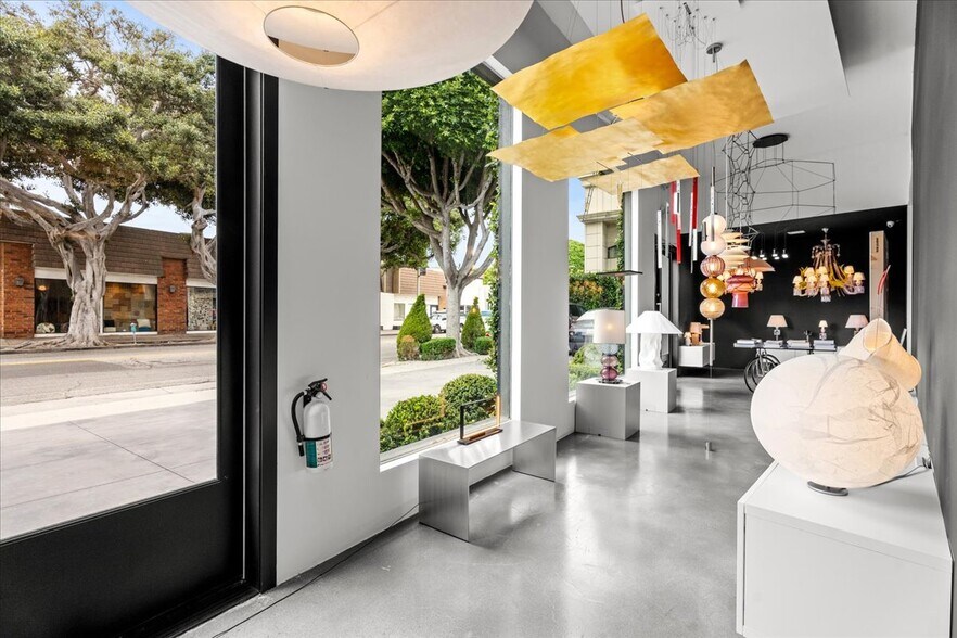 More Photos Of 352 N Robertson Blvd, West Hollywood Storefront Retail Office For Lease