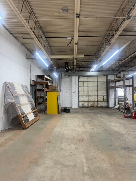 More Photos Of 110 Brook Ave, Deer Park Warehouse For Lease