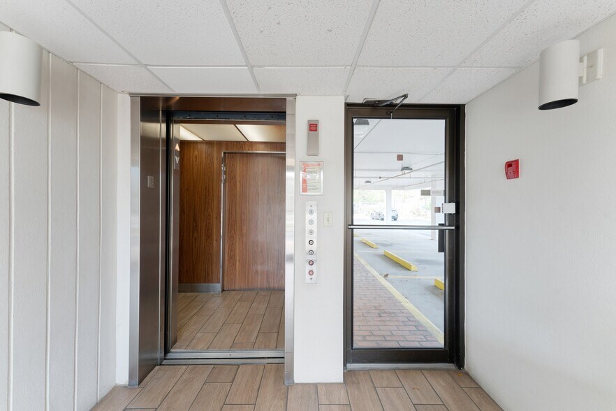 More Photos Of 2201 Ringling Blvd, Sarasota Loft Creative Space For Sale