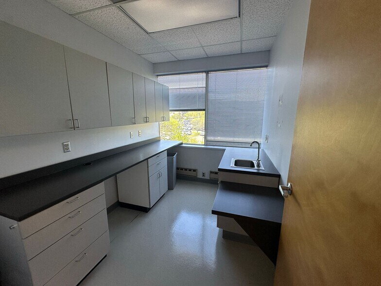 More Photos Of 2 Lincoln Hwy, Edison Medical For Sale