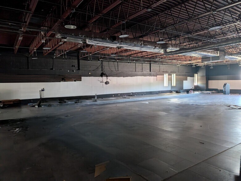 More Photos Of 432 S Burnett Rd, Springfield Unknown For Lease