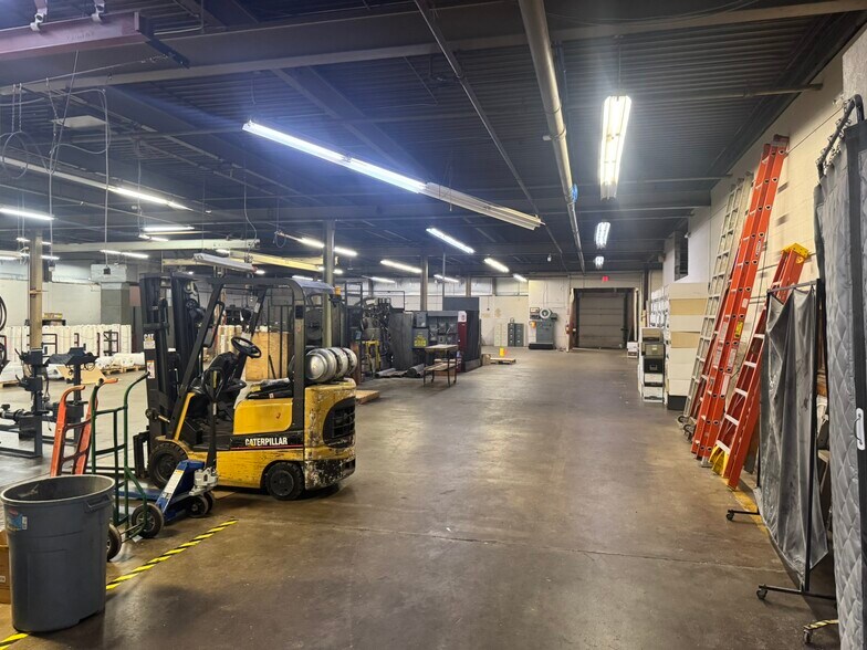 More Photos Of 315-319 Lake Ave, Bristol Manufacturing For Lease