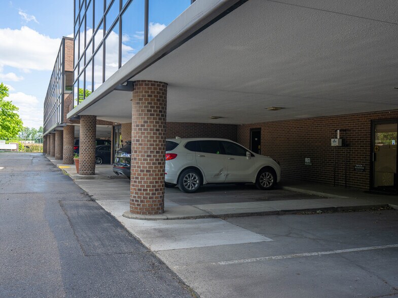 More Photos Of 43494 Woodward Ave, Bloomfield Hills Medical For Lease