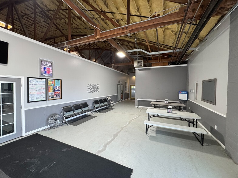 More Photos Of 901 9th St N, Great Falls Showroom For Sale