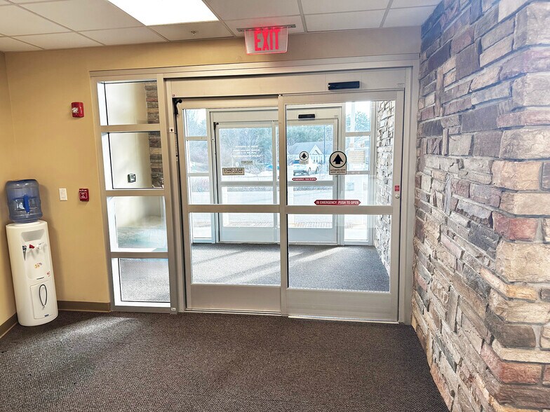 More Photos Of 13 Healthcare Dr, Rochester Medical For Lease