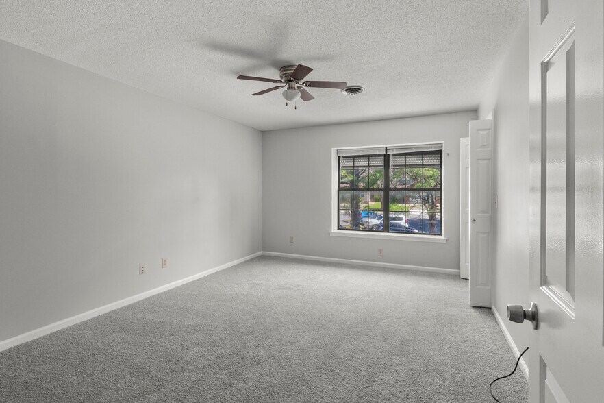 More Photos Of 162 Condor Ct, Clarksville Apartments For Sale