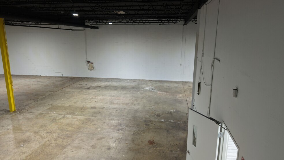 More Photos Of 16401-16413 NW 8th Ave, Miami Distribution For Lease