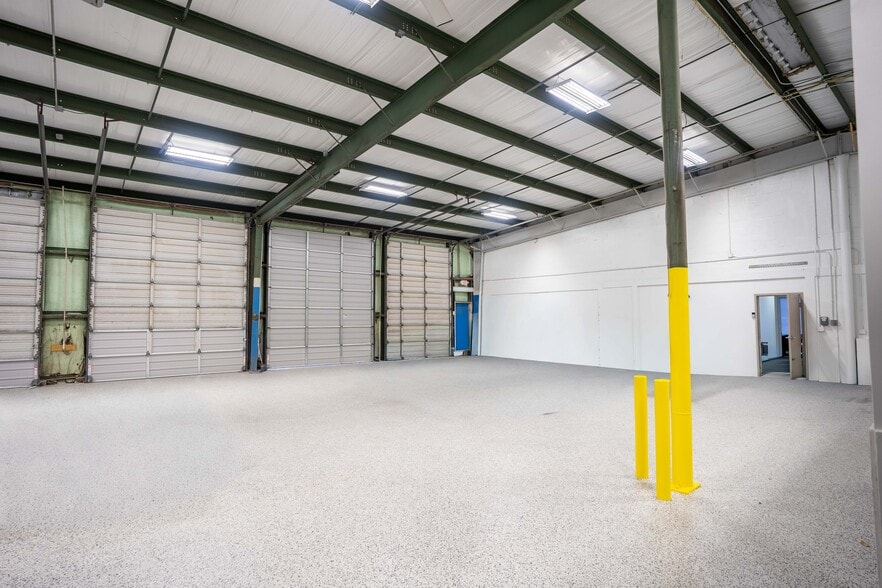 More Photos Of 8820 66th St, Pinellas Park Warehouse For Lease