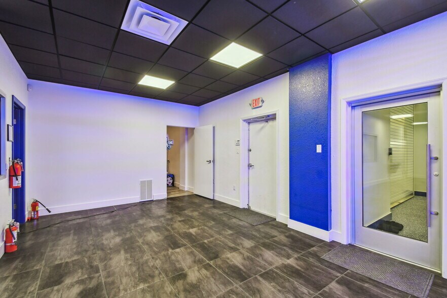 More Photos Of 14915 N Nebraska Ave, Tampa Showroom For Sale