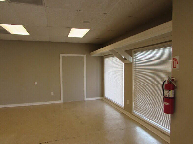 More Photos Of 1002 4th Ave SE, Decatur Office For Lease