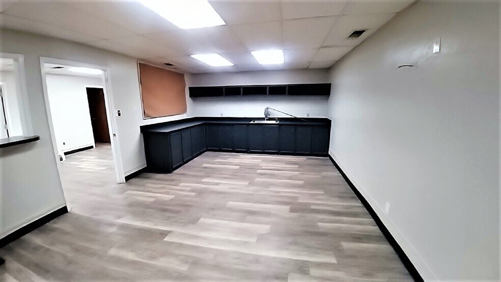 More Photos Of 131 E Sears St, Denison Warehouse For Lease