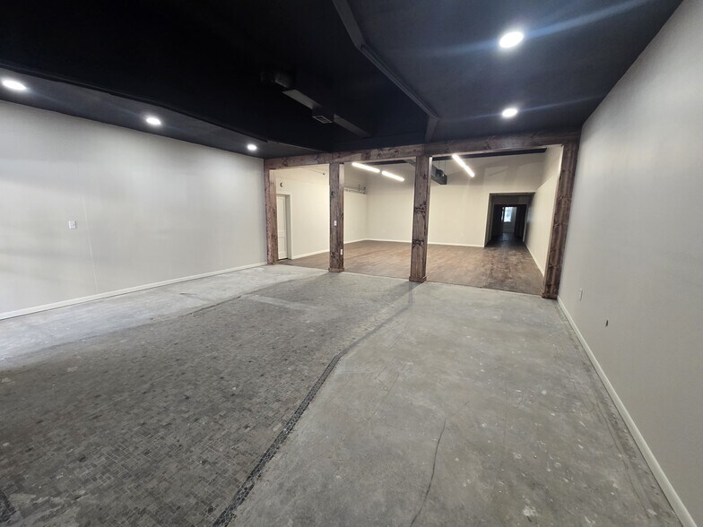 More Photos Of 104-108 S Main St, Victoria Office For Lease