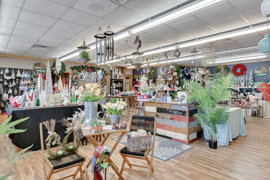 More Photos Of 110 W Reichmuth Rd, Valley Freestanding For Sale