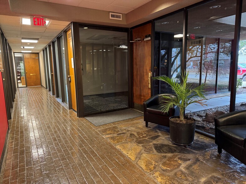 More Photos Of 1703 E Skelly Dr, Tulsa Office For Lease
