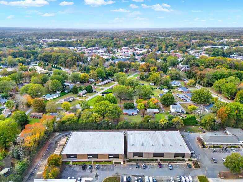 More Photos Of 640 Matthews Mint Hill Rd, Matthews Showroom For Lease