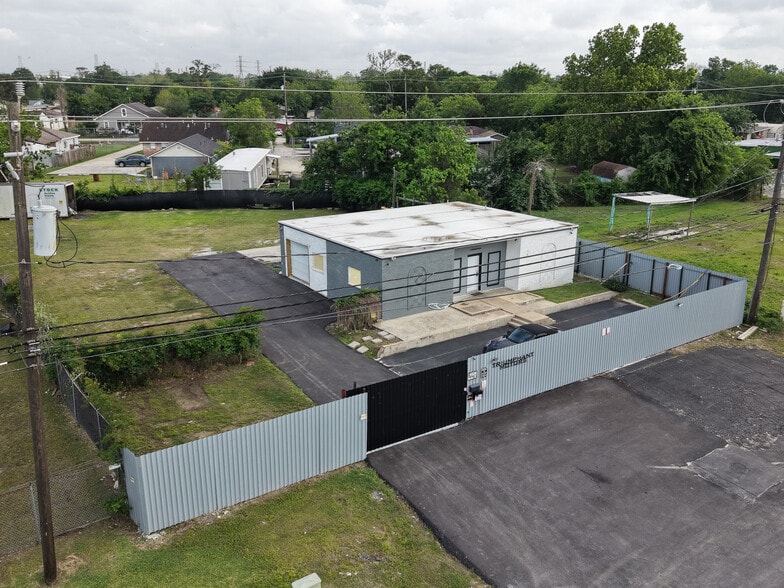Primary Photo Of 16526 Market St, Channelview Showroom For Sale