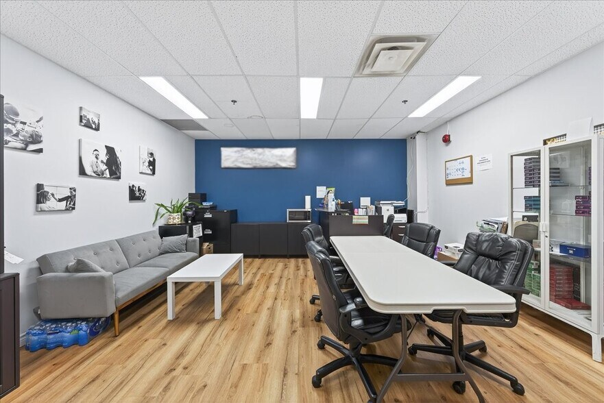 More Photos Of 1550 S Gateway Rd, Mississauga Office For Sale