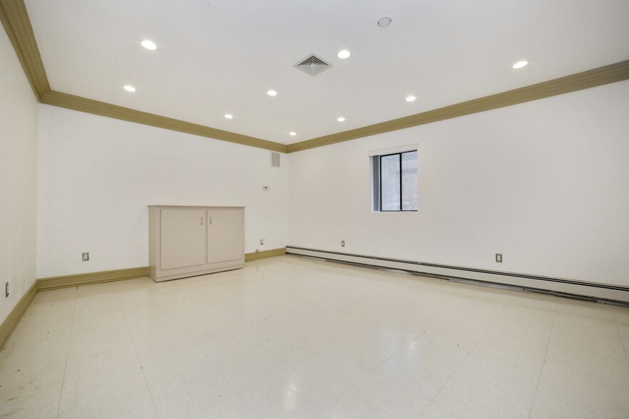 More Photos Of 7-11 Legion Dr, Valhalla Medical For Lease