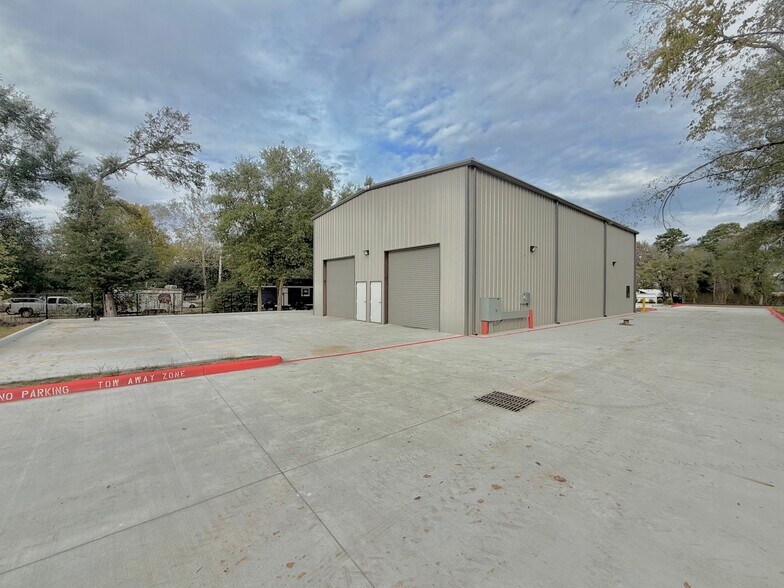 More Photos Of 837 Santa Fe St, Conroe Industrial For Lease
