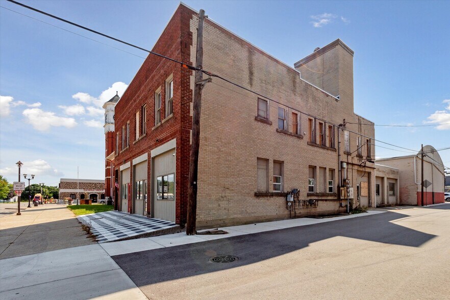 More Photos Of 225 E Superior St, Alma Office For Sale