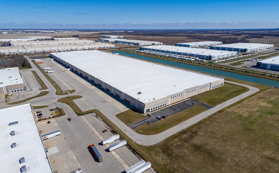 More Photos Of 3780 Tradeport Ct, Lockbourne Distribution For Lease