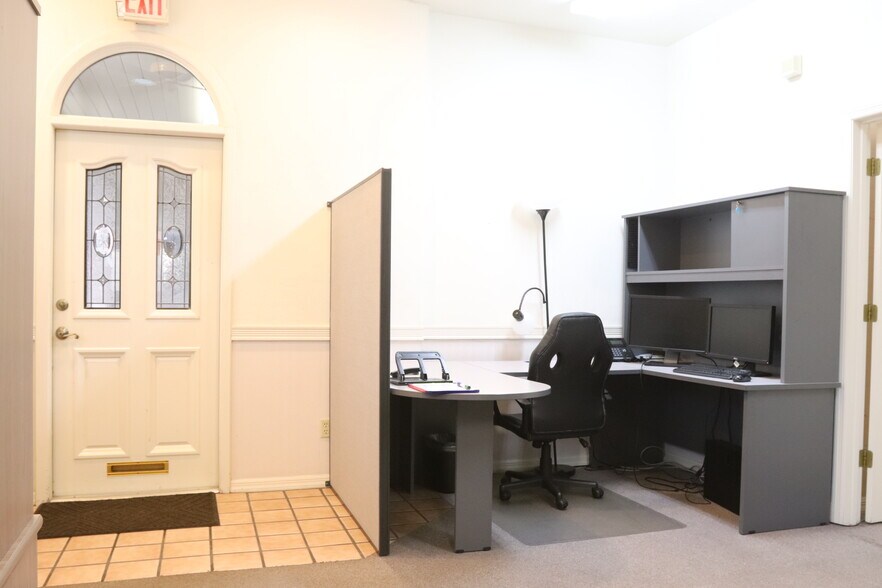 More Photos Of 611 NW 60th St, Gainesville Office For Sale