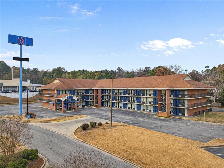 Primary Photo Of 105 Riverside Pky, Macon-Bibb Hotel For Sale