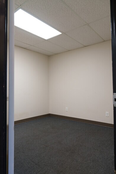 More Photos Of 7754 Arjons Dr, San Diego Manufacturing For Lease
