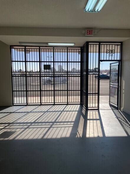 More Photos Of 953 E Sahara Ave, Las Vegas Storefront Retail Office For Lease