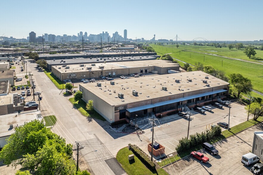 More Photos Of 1108 Quaker St, Dallas Showroom For Lease