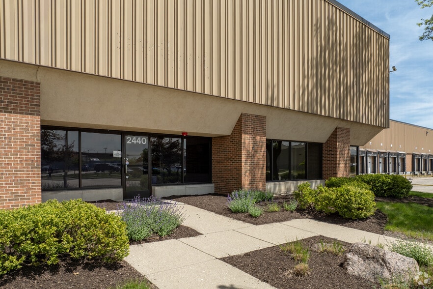 More Photos Of 2440 Pratt Blvd, Elk Grove Village Distribution For Lease