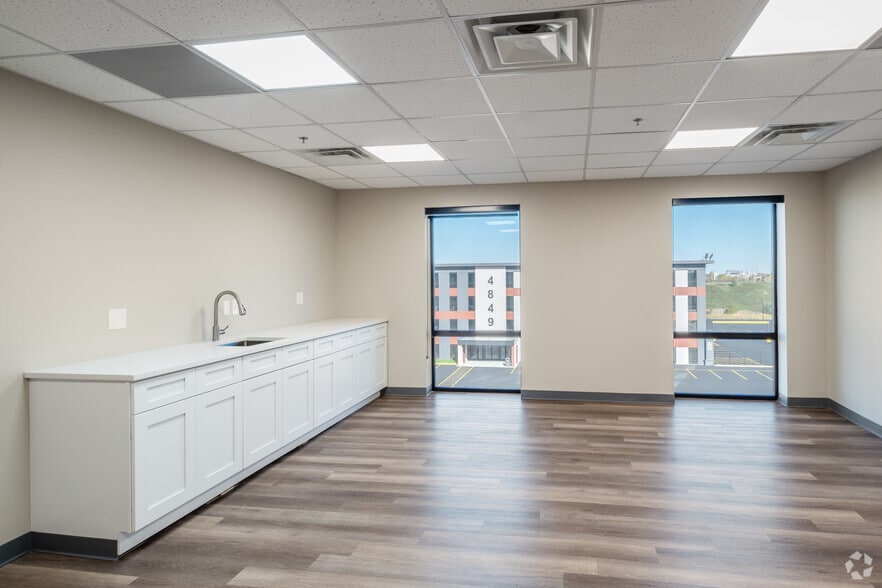 More Photos Of 9950 Lawrence Ave, Schiller Park Unknown For Lease