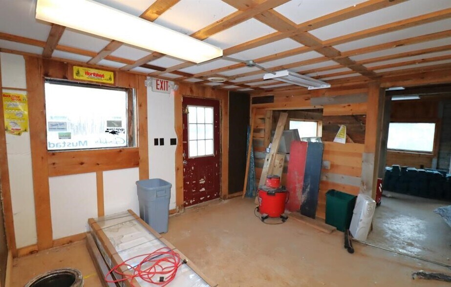 More Photos Of 1819 W Bayfield St, Washburn Freestanding For Sale