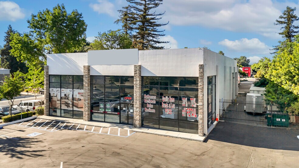 More Photos Of 73 W Court St, Woodland Freestanding For Sale