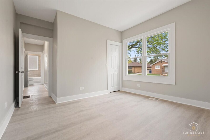 More Photos Of 1542 Victoria Ave, North Chicago Apartments For Sale