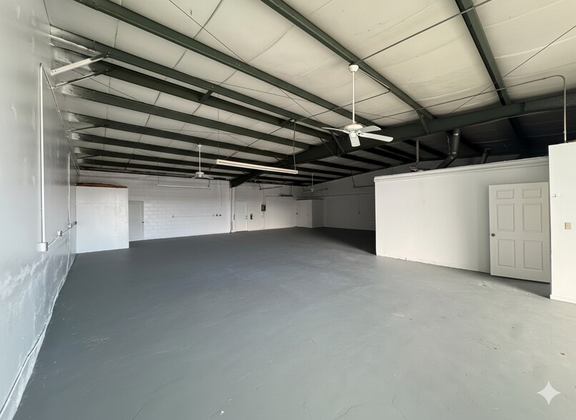 More Photos Of 4437-4451 Old Winter Garden Rd, Orlando Flex For Lease