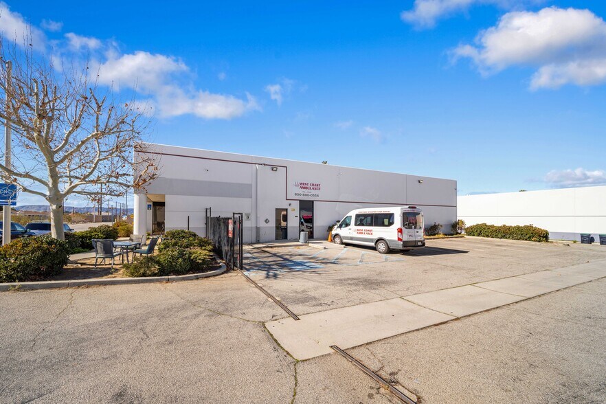 More Photos Of 647 W Avenue L 14, Lancaster Service For Lease