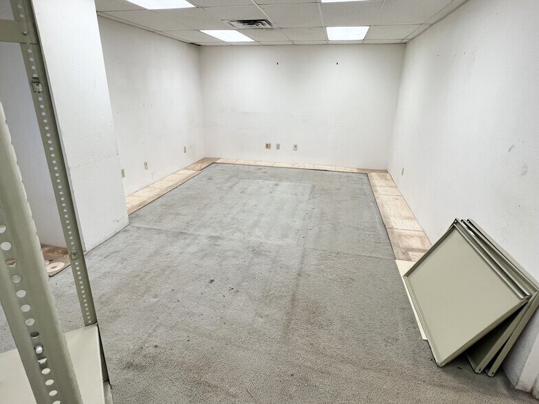 More Photos Of 300 W 61st St, Odessa Industrial For Sale