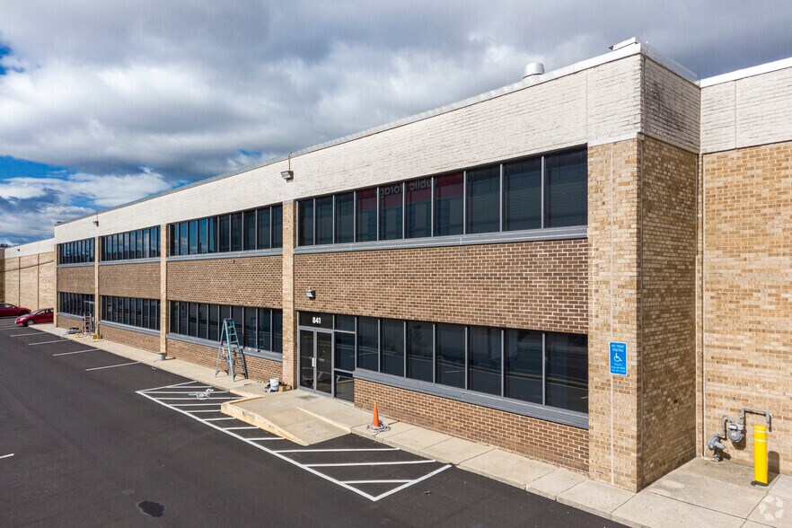 More Photos Of 901-929 S Pickett St, Alexandria Unknown For Lease